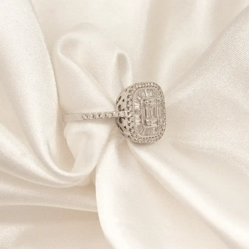 14 Ayar Ortası Kare Kenarları Su Yolu Pırlanta Baget Yüzük