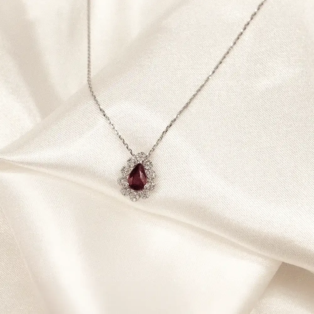 14 Ayar Ortası Damla Yakut Taşlı Kenarları Pırlanta Kolye