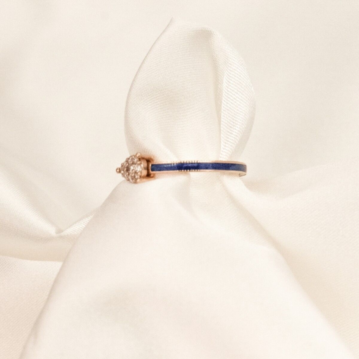 14 Ayar Kenarları Laci̇vert Mi̇neli̇ Ortası Pırlanta Yüzük