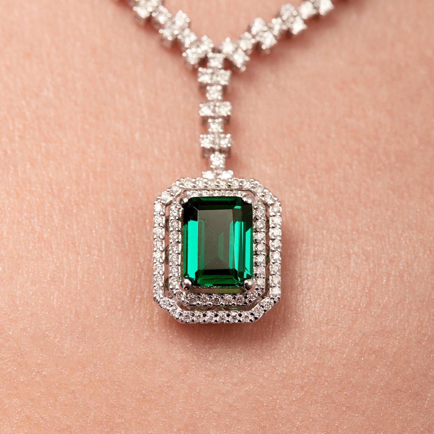 14 Ayar Ortası Zümrüt Kenarları Lab Pırlanta Kolye