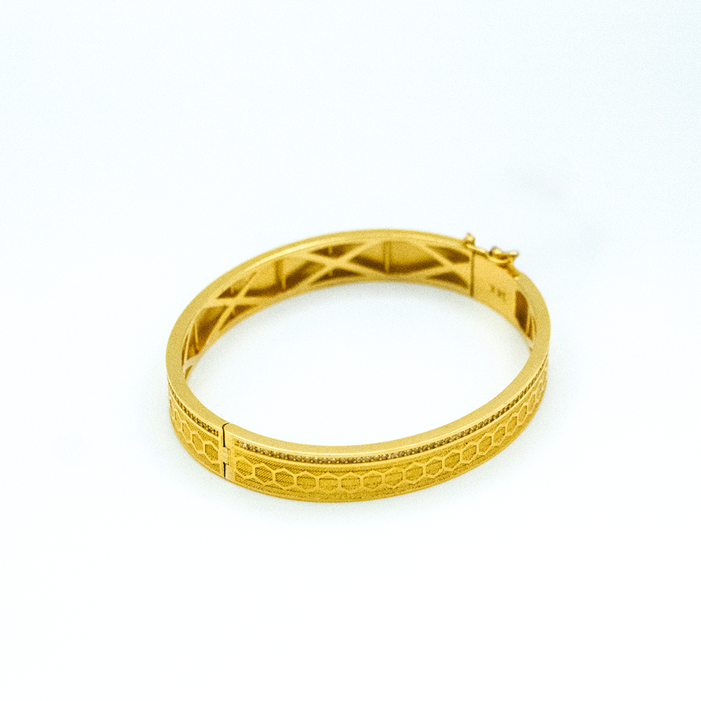 14 Ayar Işıltılı Detaylı Kelepçe Altın Bileklik