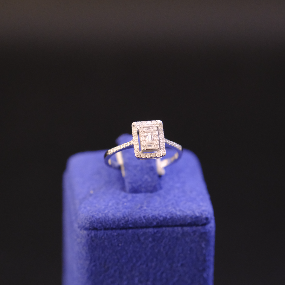 8 Ayar Dikdörtgen Halo Baget Pırlanta Yüzük