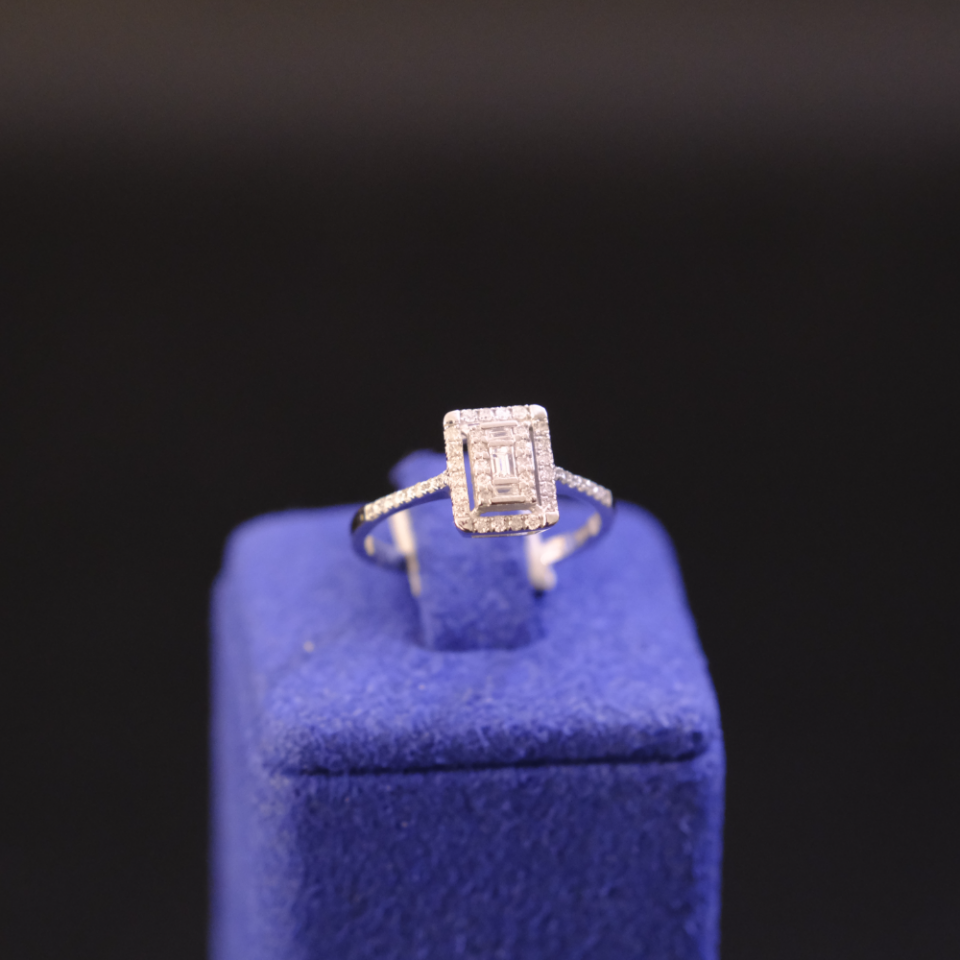 8 Ayar Dikdörtgen Halo Baget Pırlanta Yüzük