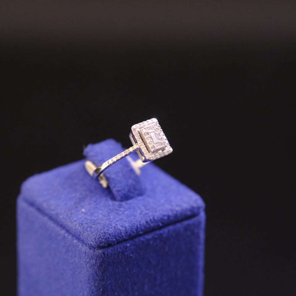 8 Ayar Dikdörtgen Halo Baget Pırlanta Yüzük