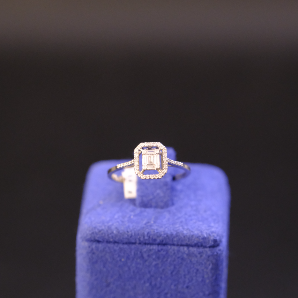 8 Ayar Boşluklu Çerçeve Baget Pırlanta Yüzük