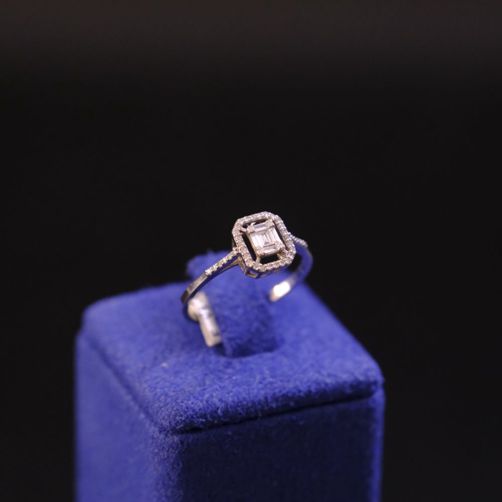 8 Ayar Boşluklu Çerçeve Baget Pırlanta Yüzük