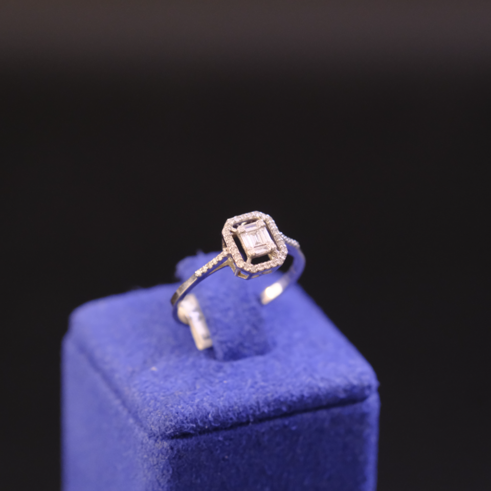 8 Ayar Boşluklu Çerçeve Baget Pırlanta Yüzük