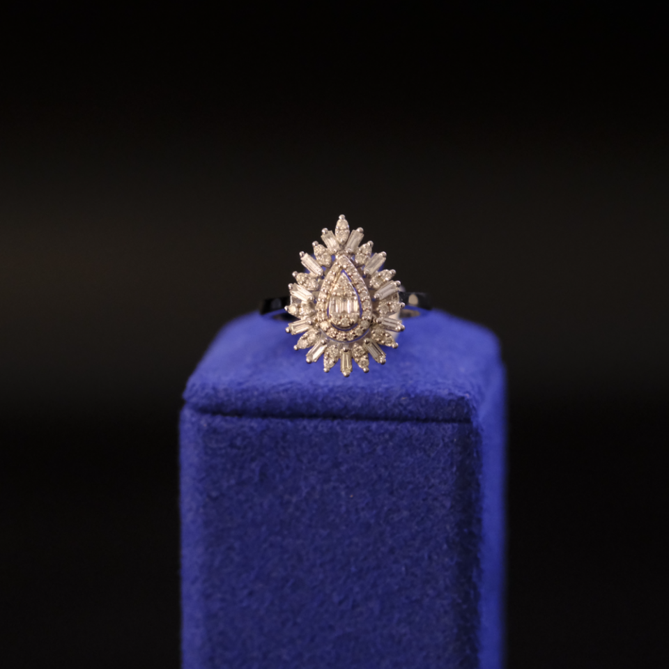 14 Ayar Damla Kesim Baget Taşlı Pırlanta Yüzük