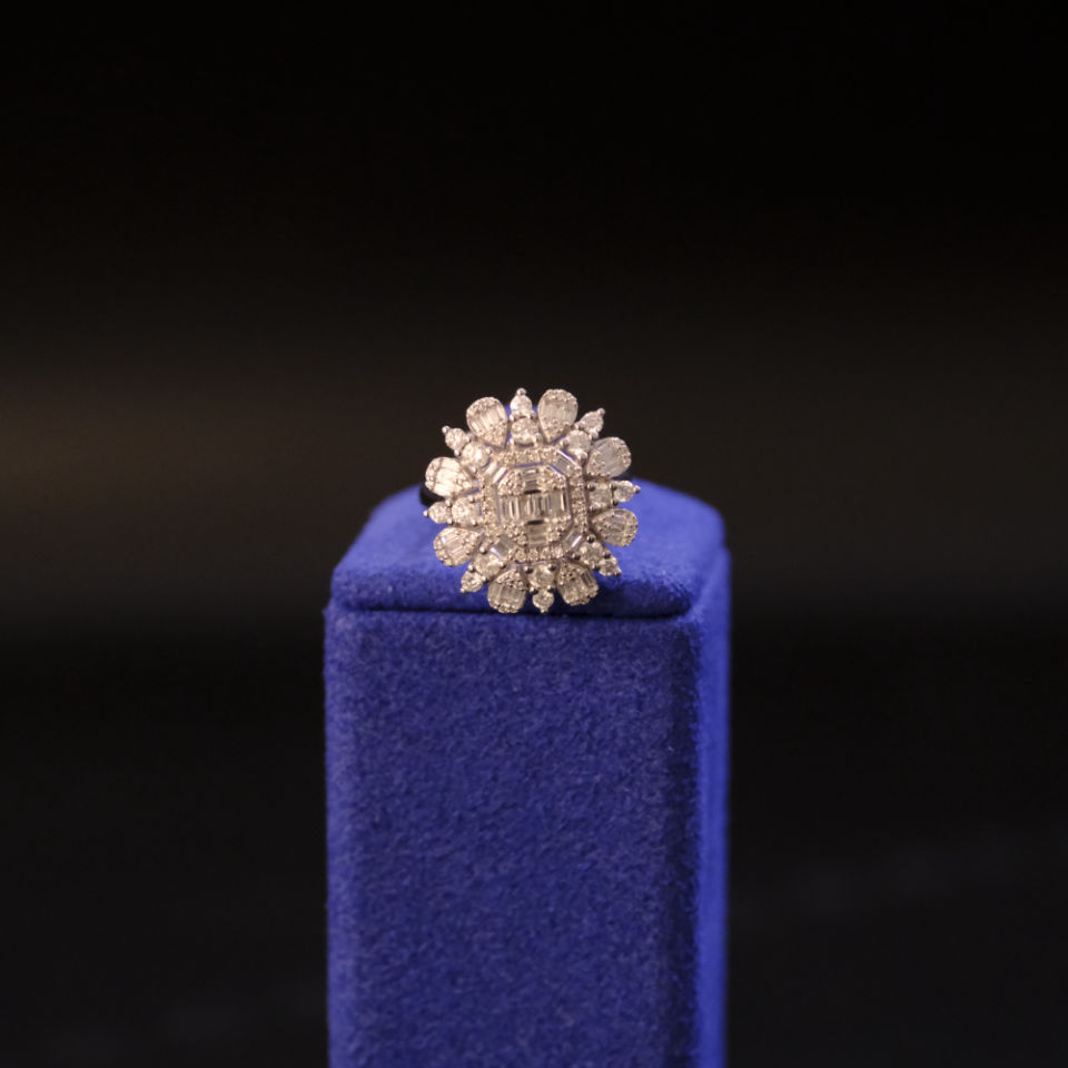 18 Ayar Çiçek Model Pırlanta Yüzük