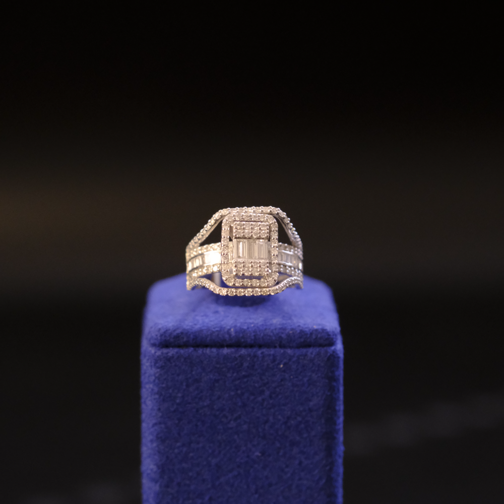 14 Ayar Dikdörtgen Baget Taşlı Halo Pırlanta Yüzük