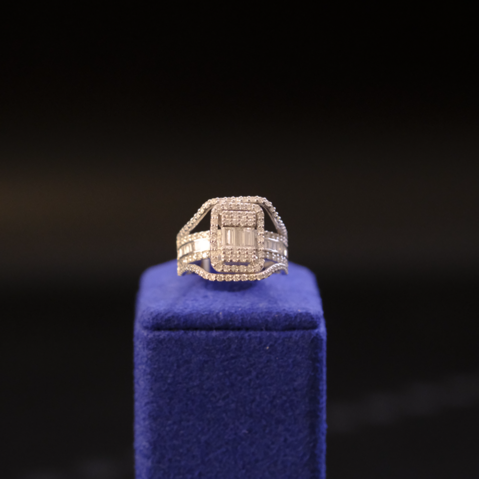 14 Ayar Dikdörtgen Baget Taşlı Halo Pırlanta Yüzük