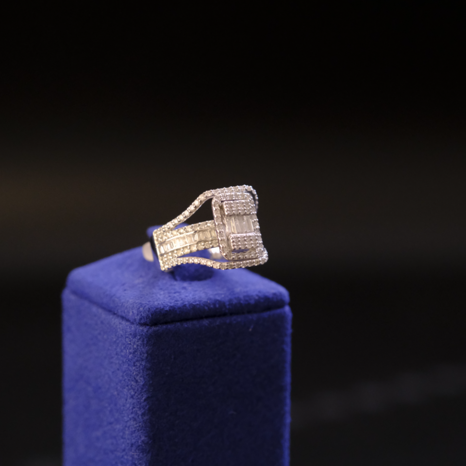 14 Ayar Dikdörtgen Baget Taşlı Halo Pırlanta Yüzük