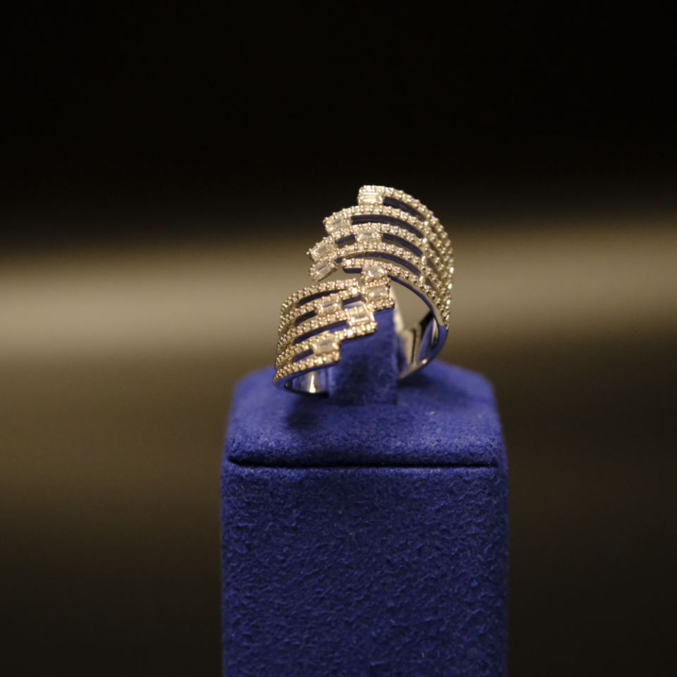 14 Ayar Mimari Formlu Işıltılı Zirkon Taşlı Pırlanta Yüzük