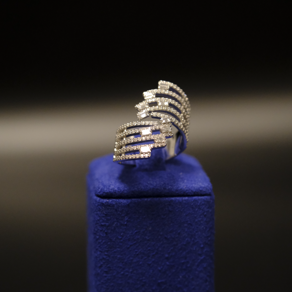 14 Ayar Mimari Formlu Işıltılı Zirkon Taşlı Pırlanta Yüzük