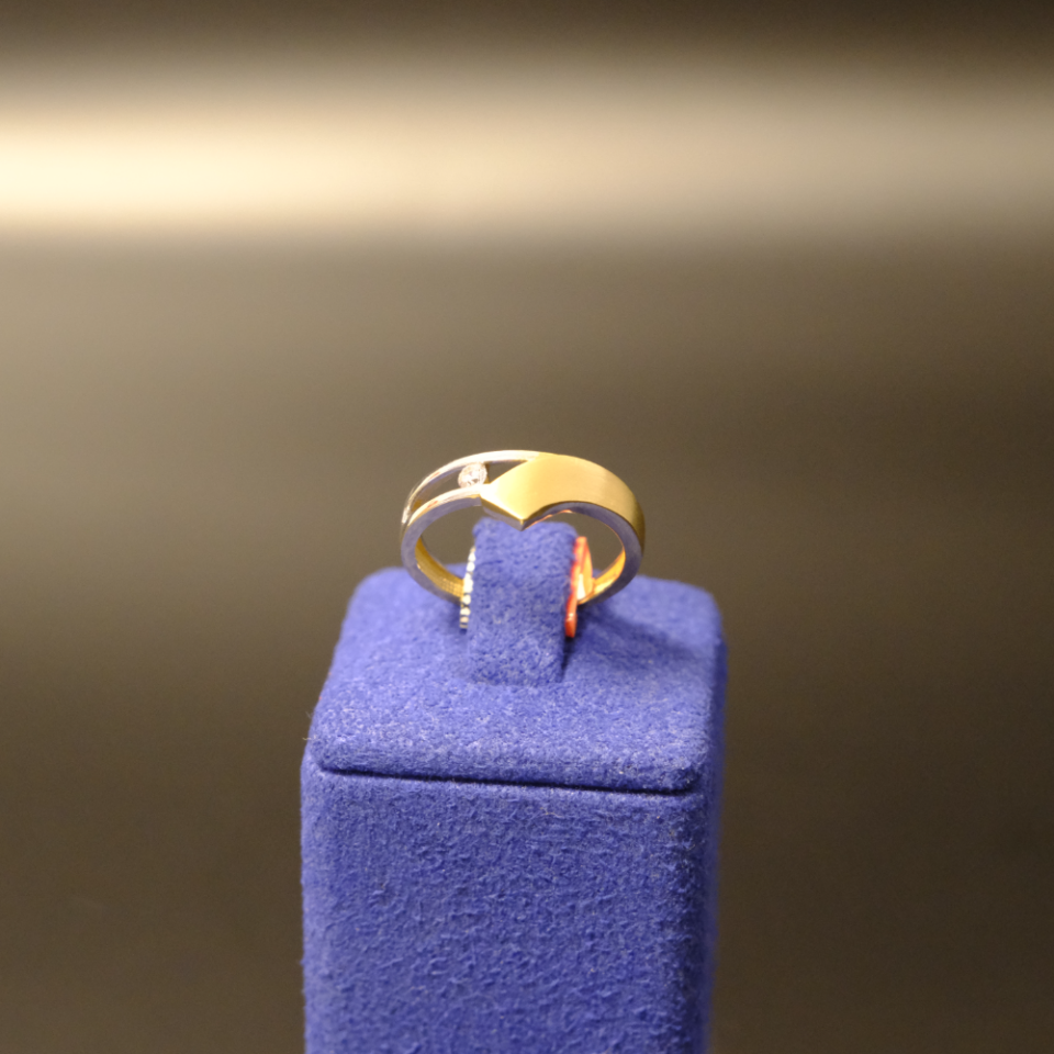 14 Ayar Asimetrik Kesim Altın Yüzük