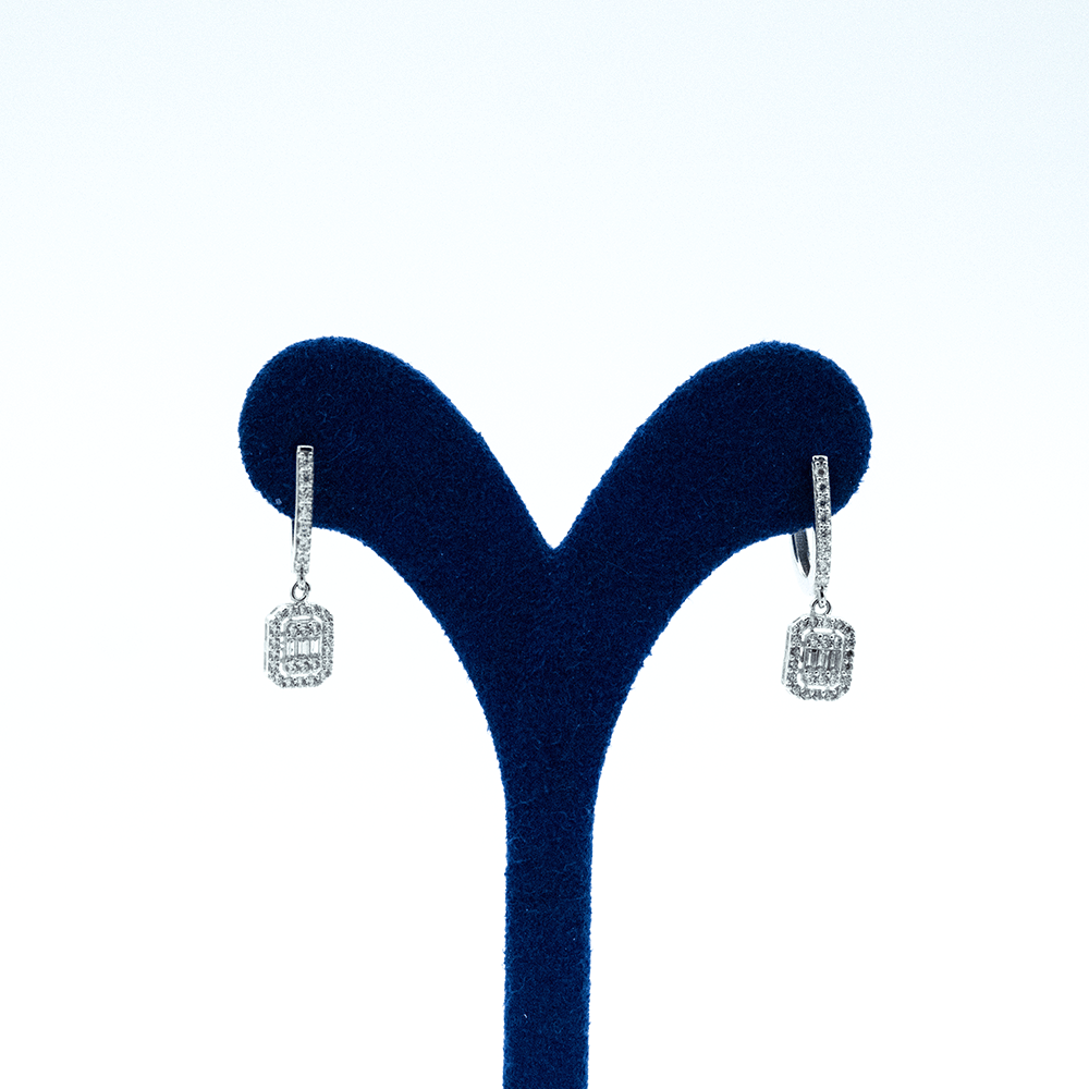 14 Ayar Baget Detaylı Taşlı Beyaz Altın Küpe