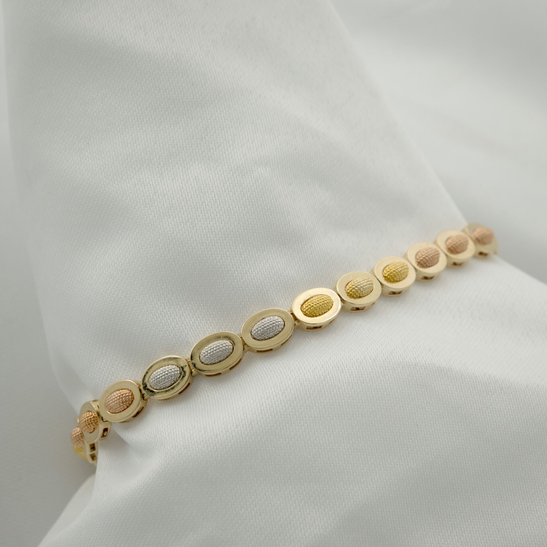 14 Ayar Oval Sıralı Detaylı Altın Bileklik