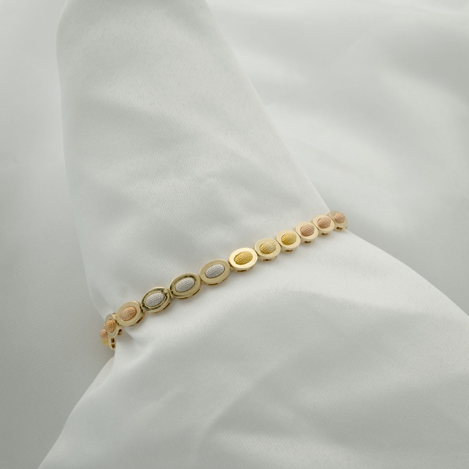 14 Ayar Oval Sıralı Detaylı Altın Bileklik