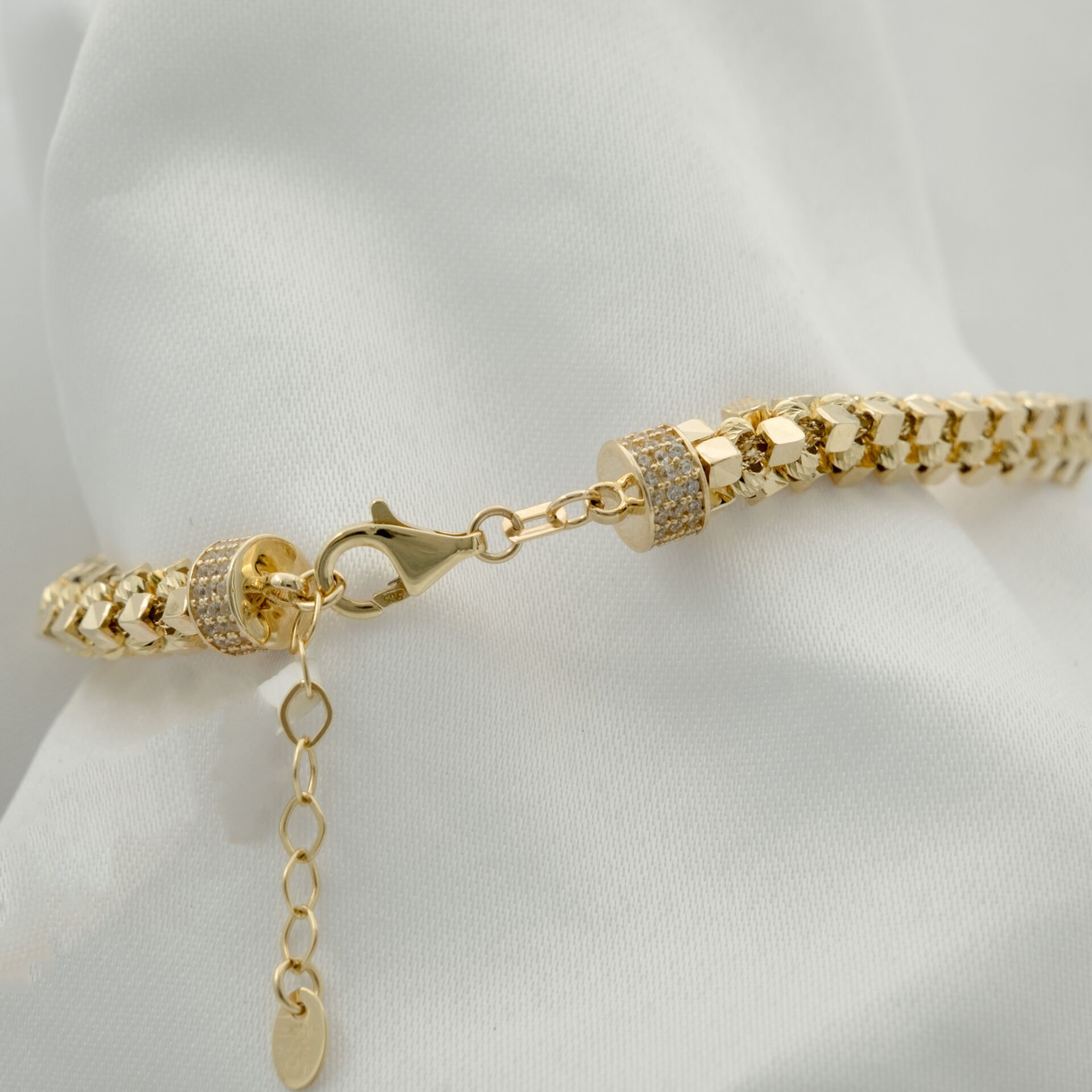 14 Ayar Kare Detaylı Sıra Altın Bileklik