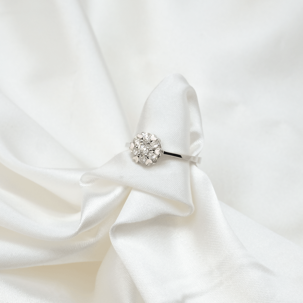 14 Ayar Kalp Detaylı Yuvarlak Kesim Pırlanta Yüzük