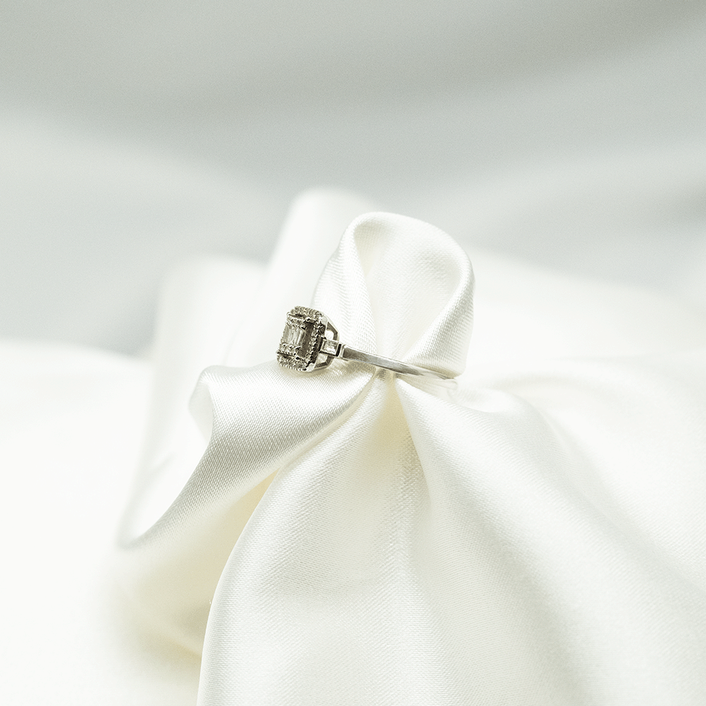 14 Ayar Oval Kenarlı Baget Taşlı Pırlanta Yüzük