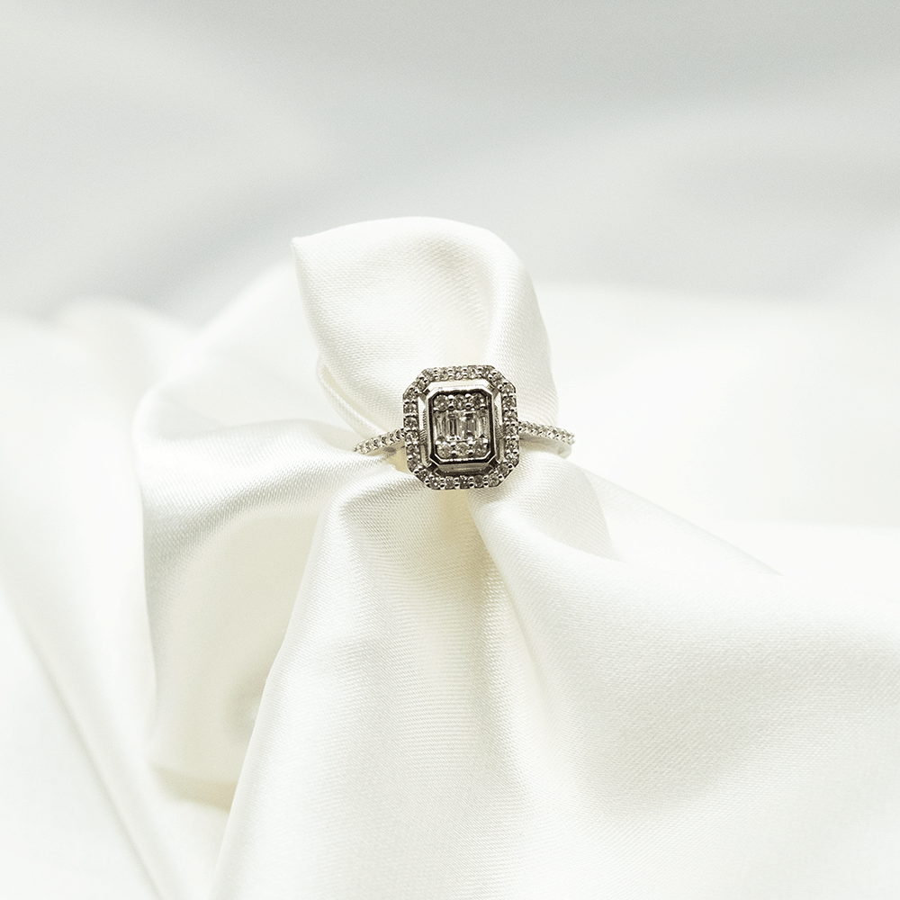 14 Ayar Boşluklu Baget Taşlı Pırlanta Yüzük