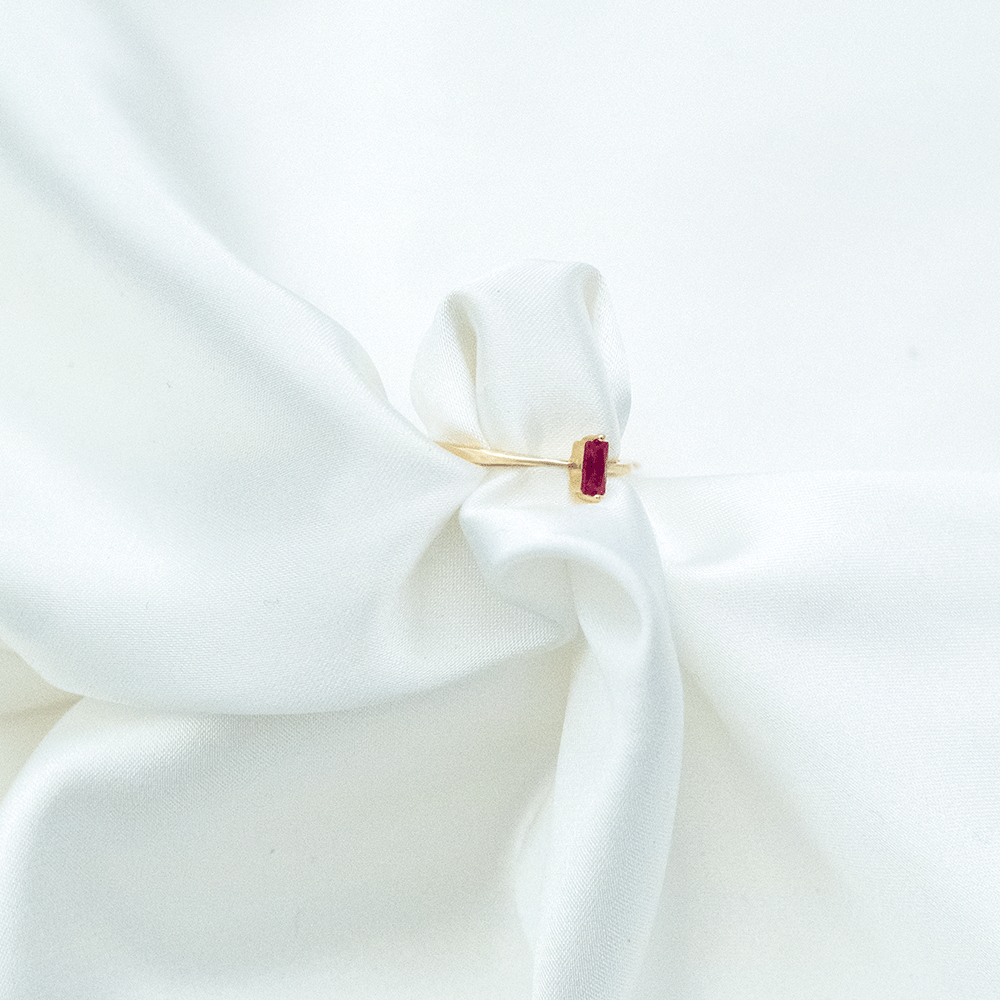 14 Ayar Mor Dikdörtgen Taşlı Altın Yüzük