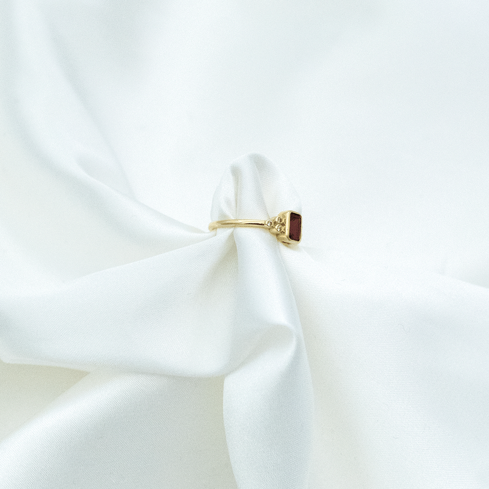 14 Ayar Kırmızı Taşlı Sekizgen Altın Yüzük