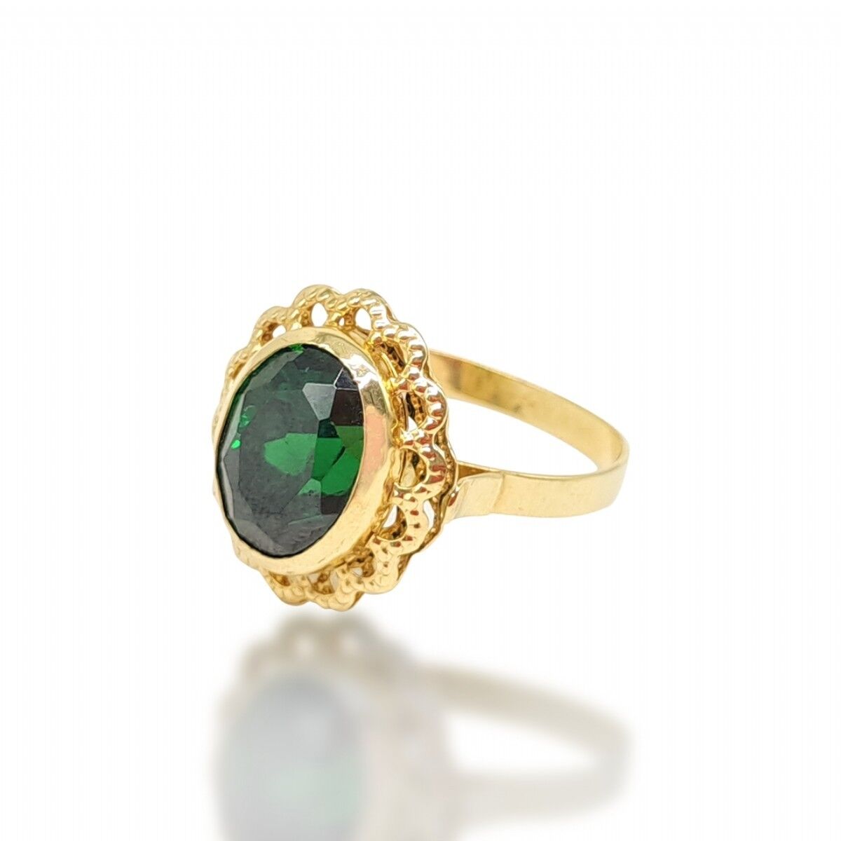 14 Ayar Yeşil Oval Taşlı Desenli Altın Yüzük