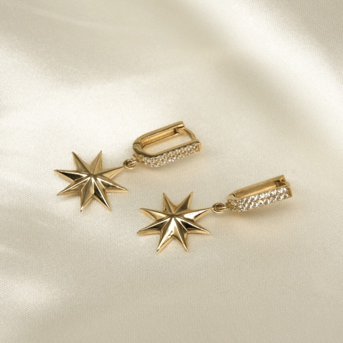 14 Ayar Beyaz Taşlı 8 Köşeli Yıldız Detaylı Altın Küpe (Set Ürünü)