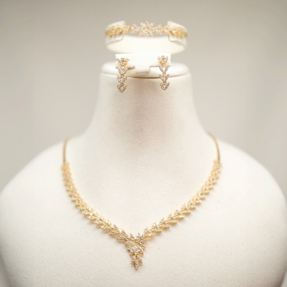 14 Ayar Kristal Çiçek Taşlı Altın Gerdanlık Seti
