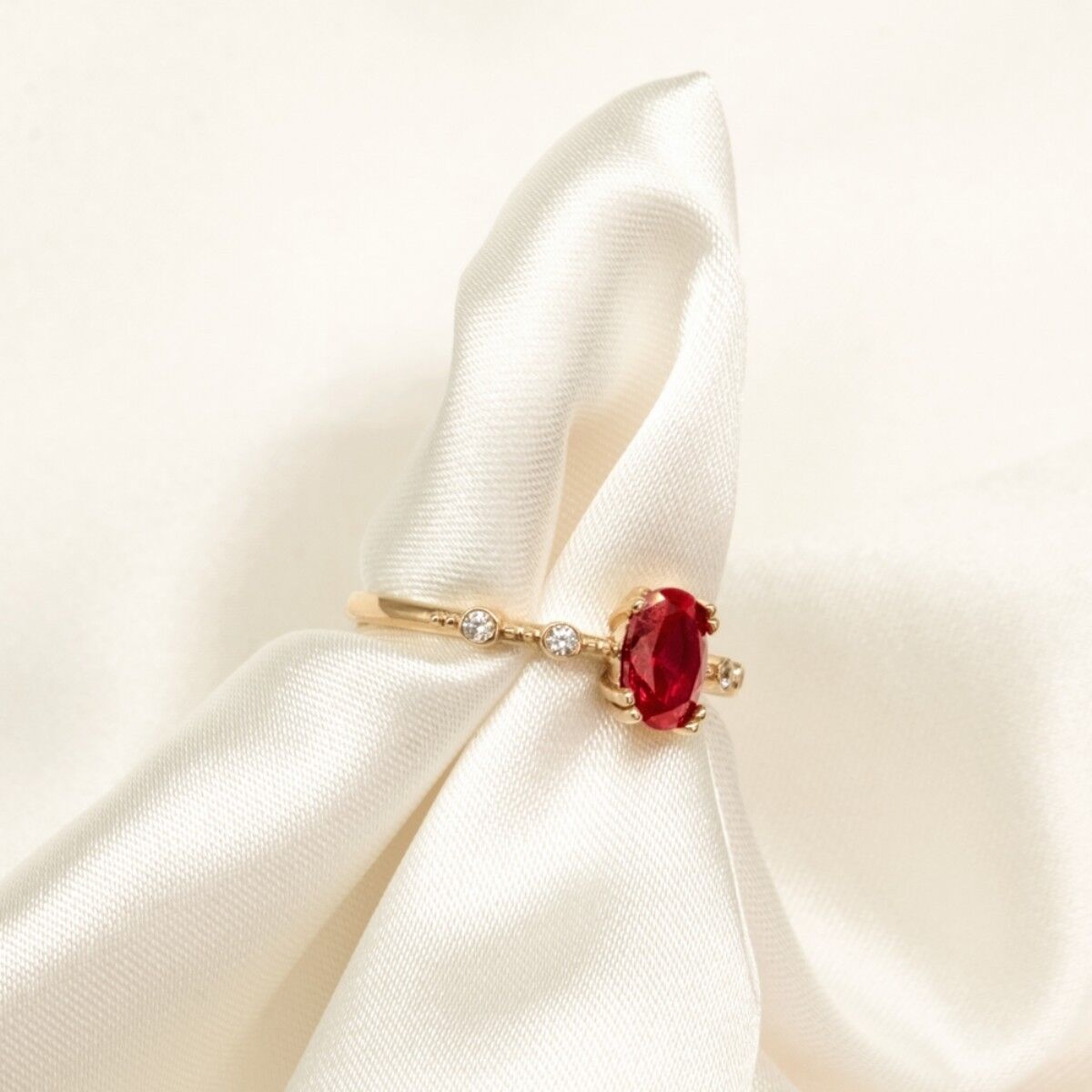 14 Ayar Kırmızı Taşlı Altın Yüzük