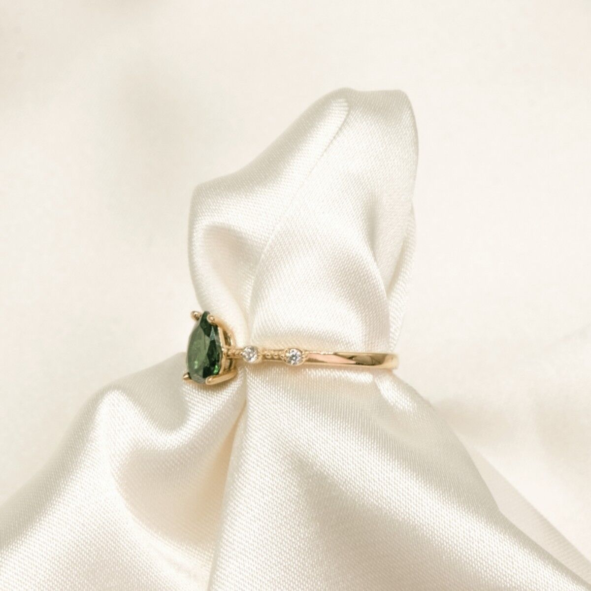 14 Ayar Yeşil Taşlı Altın Yüzük