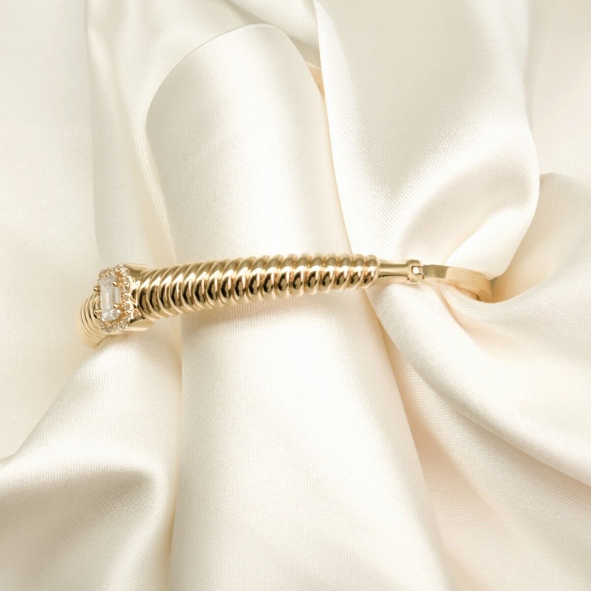 14 Ayar Kare Taşlı Çizgili Altın Kelepçe Bileklik