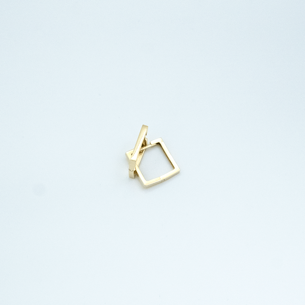 14 Ayar Kare Kesim İşlemeli Altın Küpe