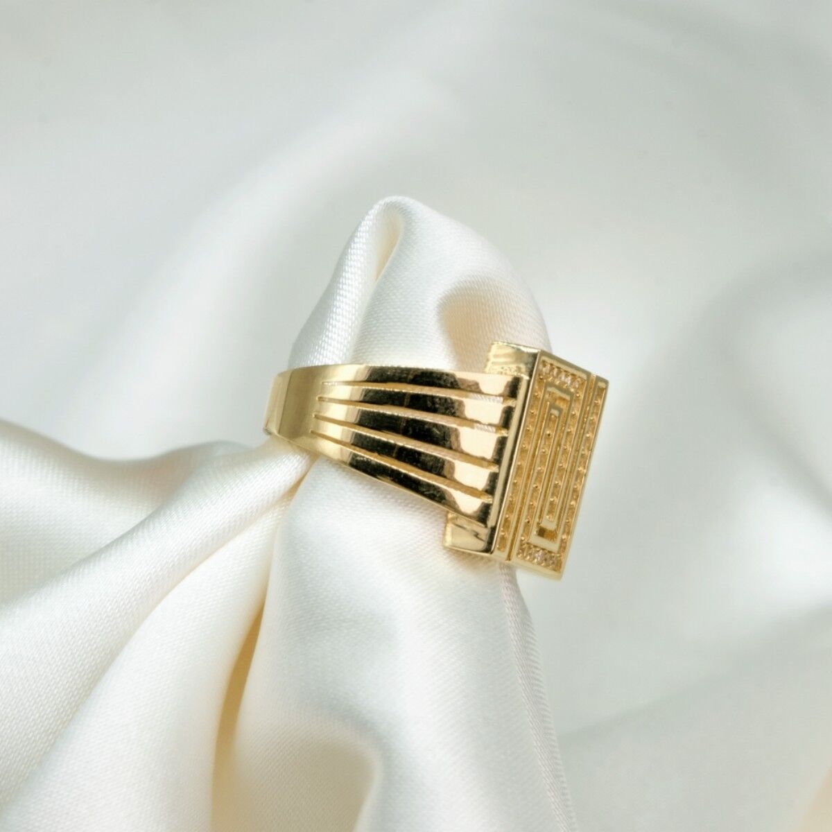 14 Ayar Sıra Taşlı Altın Yüzük