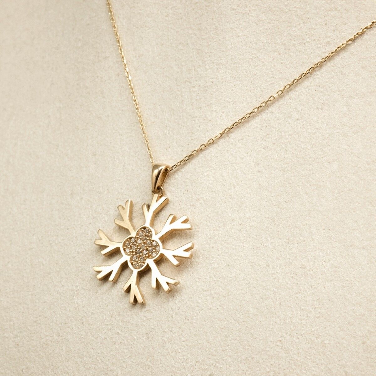 14 Ayar Kar Simgeli Ortası Taşlı Altın Zincir Kolye