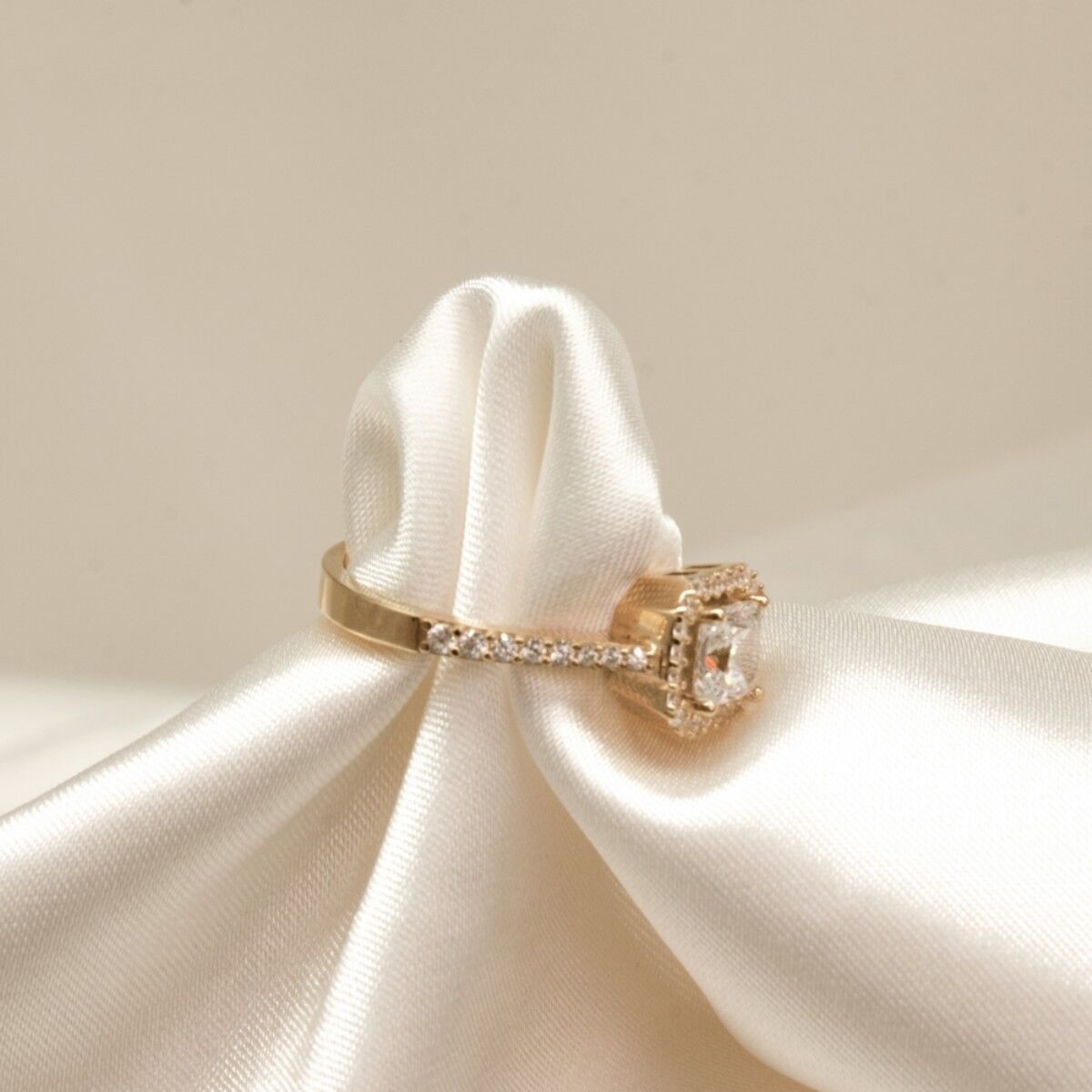 14 Ayar Yastık Kesim Etrafı Taşlı Altın Yüzük