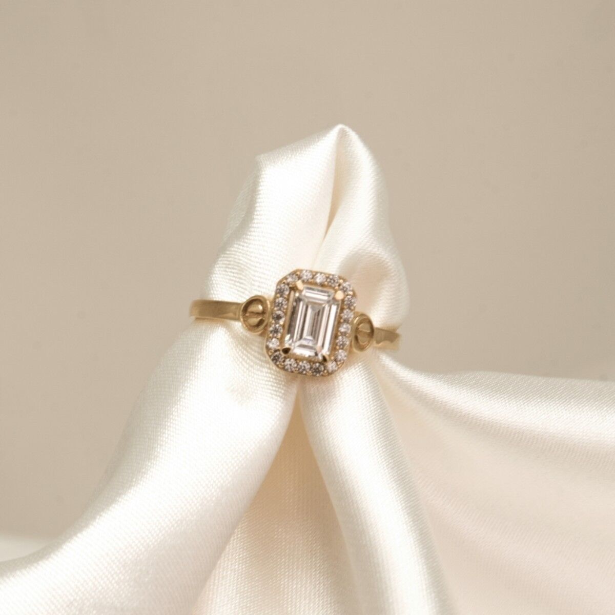 14 Ayar Baget Taşlı Vida Desenli Altın Yüzük