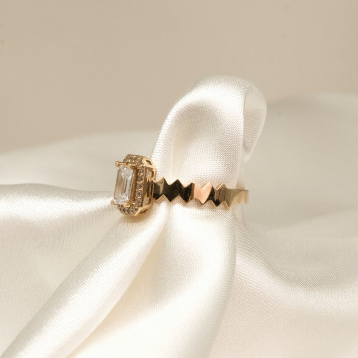 14 Ayar Baget Kesim Etrafı Taşlı Altın Yüzük