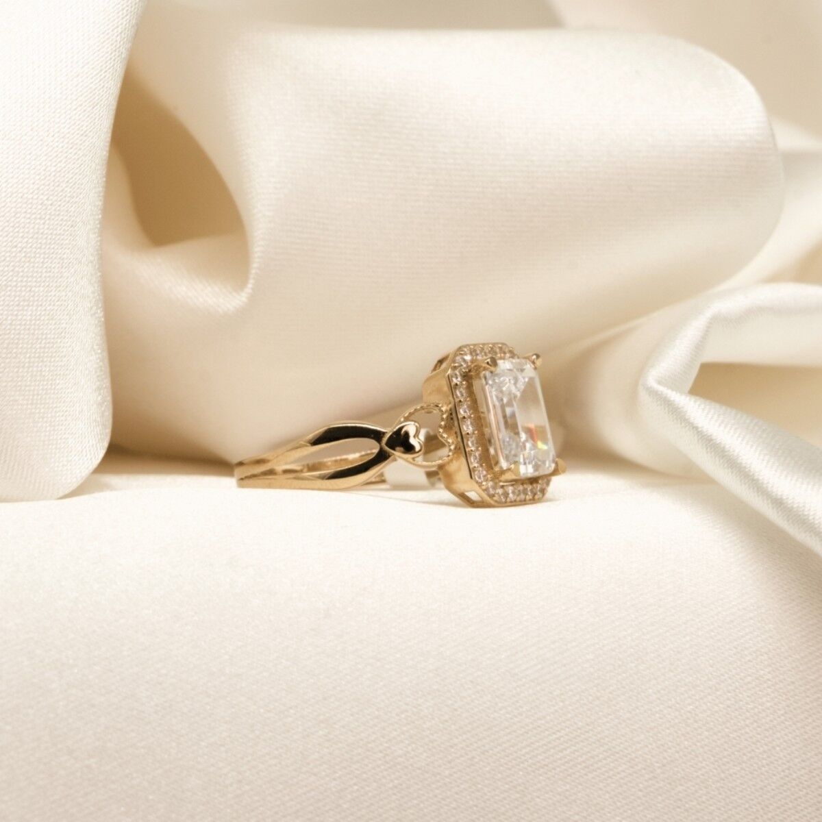 14 Ayar Baget Kesim Etrafı Taşlı Kalp Detaylı Altın Yüzük