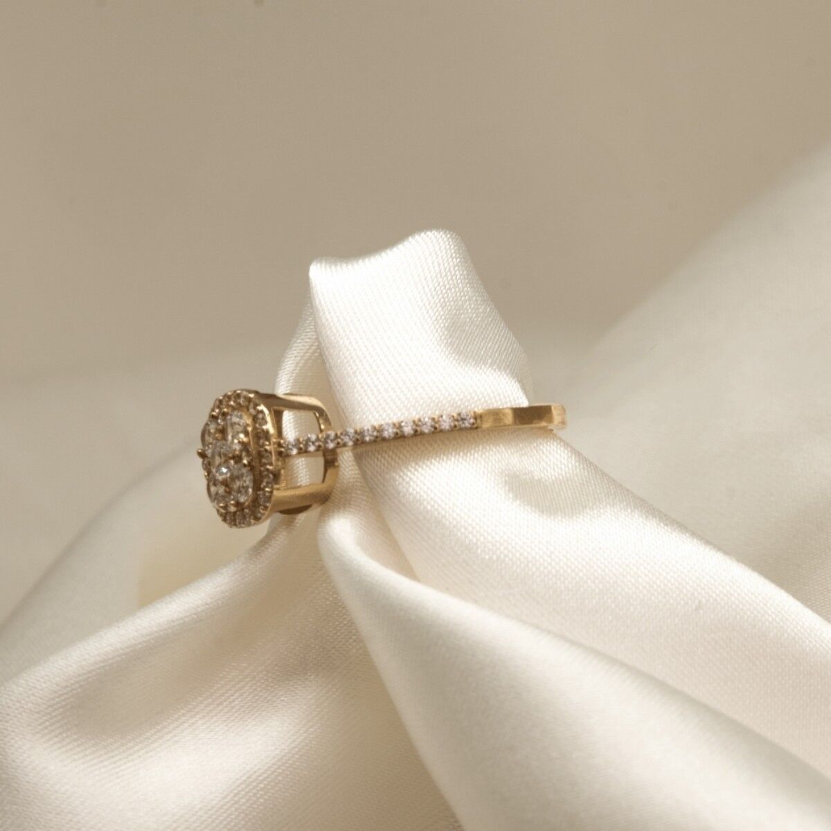 14 Ayar Daireli Etrafı Beyaz Taş Kaplama Altın Yüzük