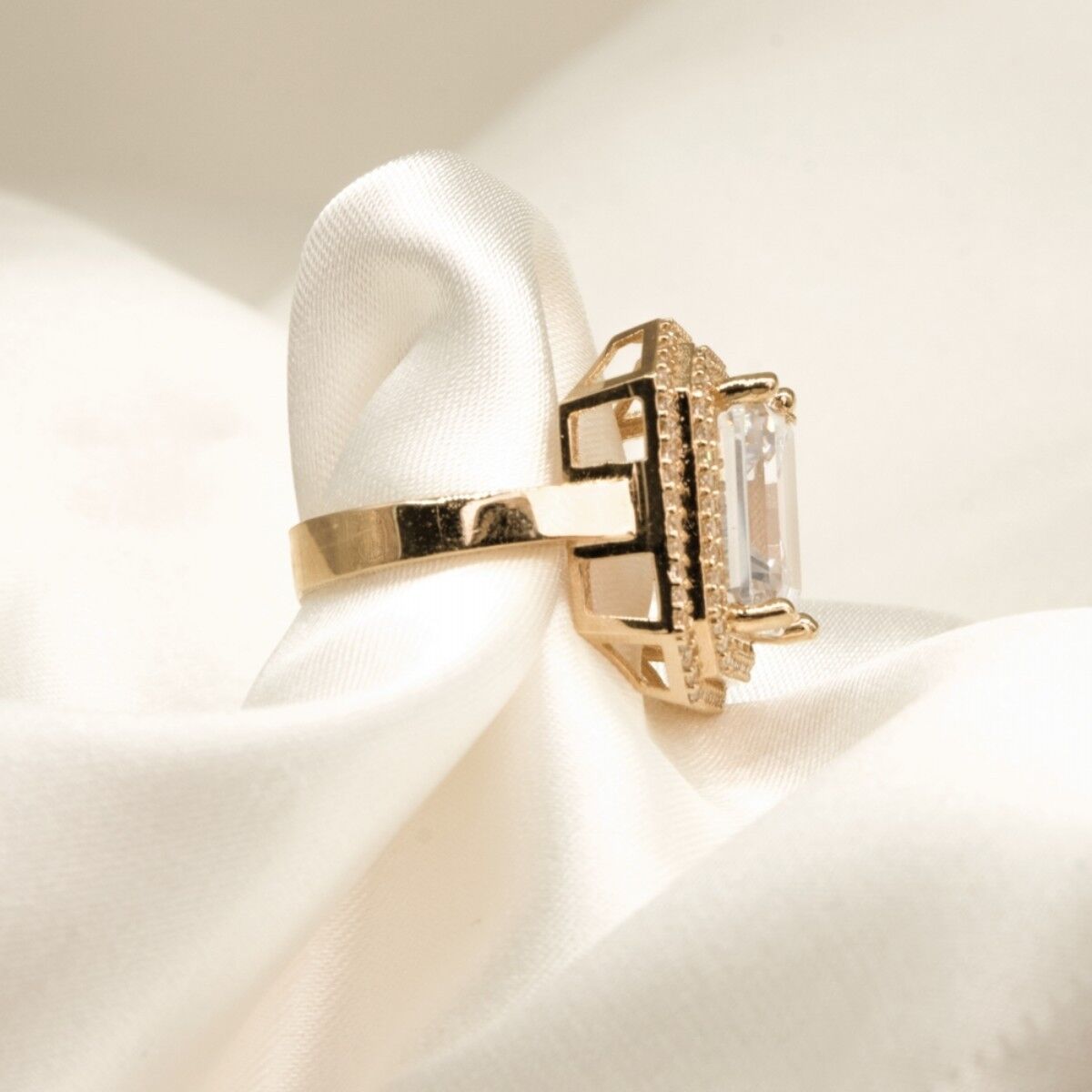 14 Ayar Büyük Zümrüt Kesim Beyaz Taş Kaplama Altın Yüzük