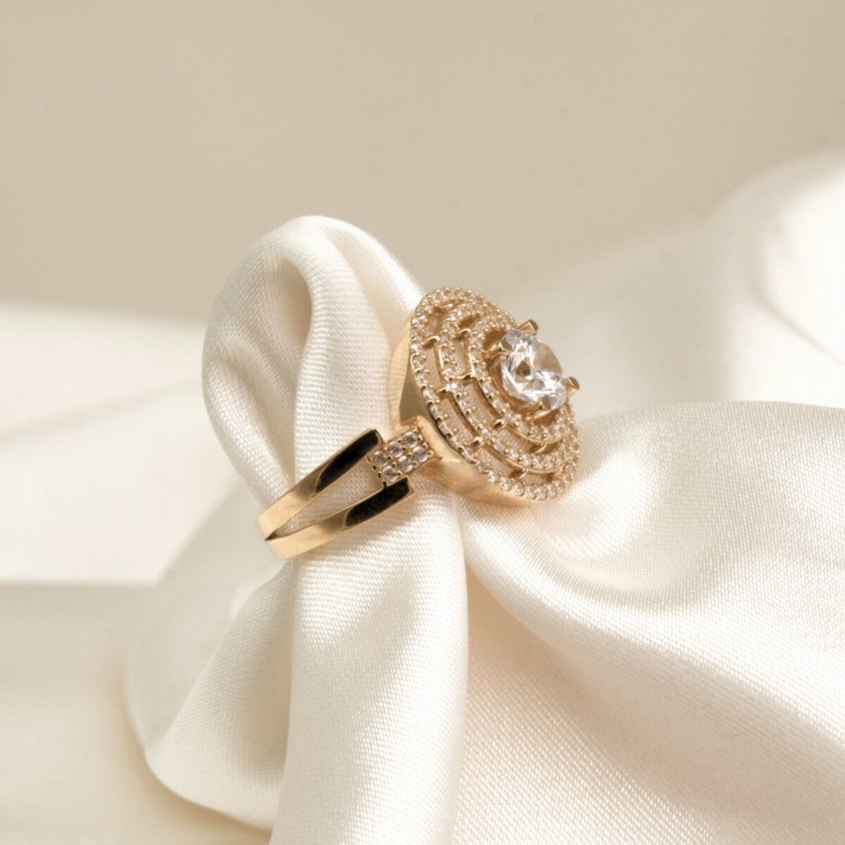 14 Ayar Yuvarlak Kesim Etrafı Beyaz Taşlı Altın Yüzük