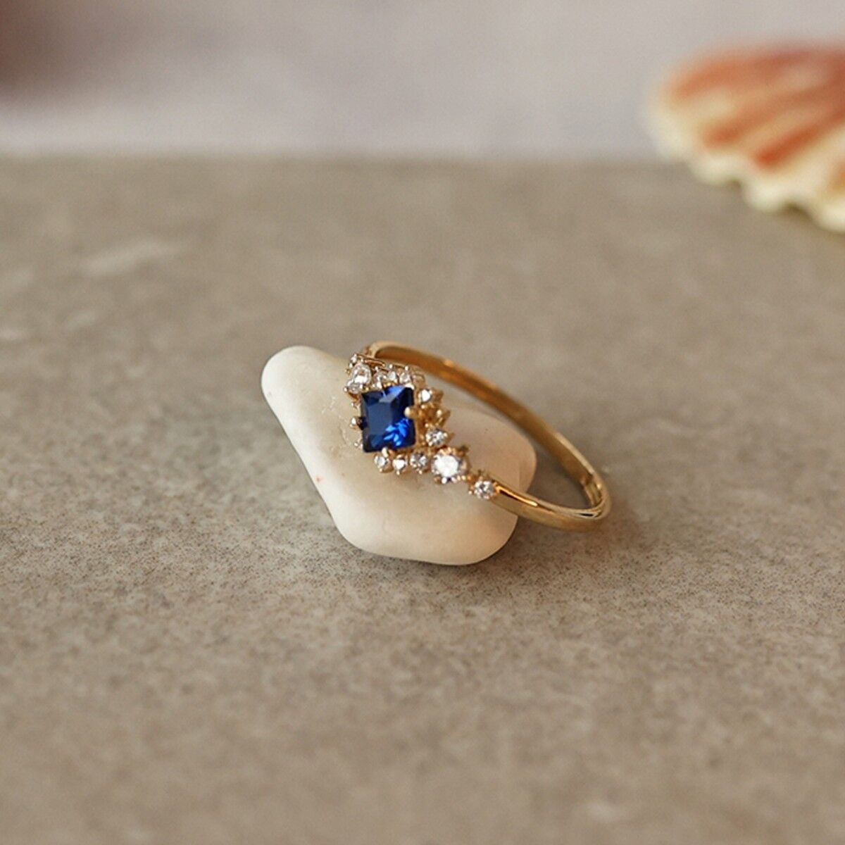 14 Ayar Taşlı Altın Yüzük