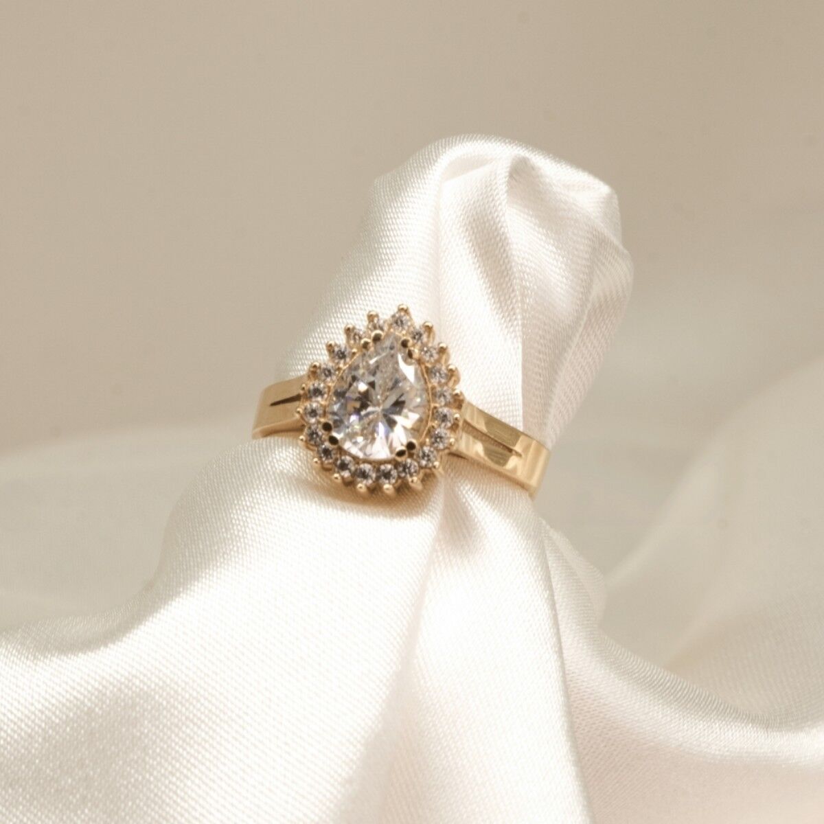 14 Ayar Damla Kesim Etrafı Beyaz Taşlı Altın Yüzük