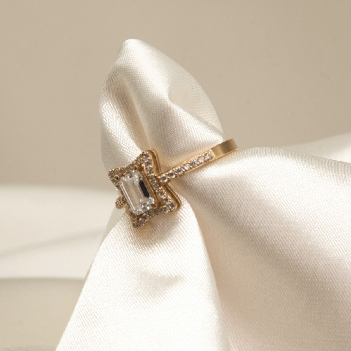 14 Ayar Baget Taş Etrafı Beyaz Taşlı Yıldız Benzeri Altın Yüzük