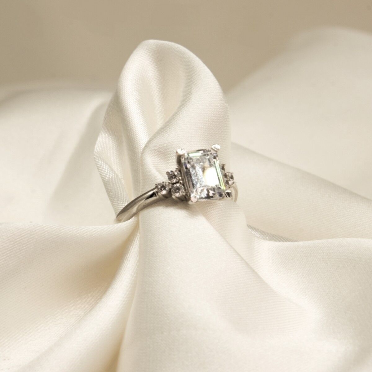 14 Ayar Baget Taşlı Etrafı Yuvarlak Taşlı Beyaz Altın Yüzük