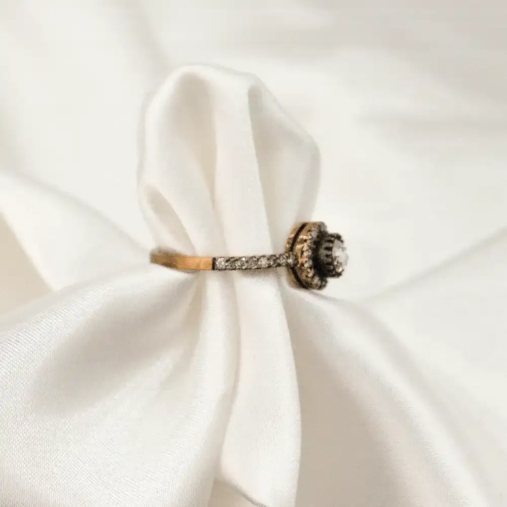 8 Ayar Kenarları Sırataşlı Tektaş Elmas Yüzük