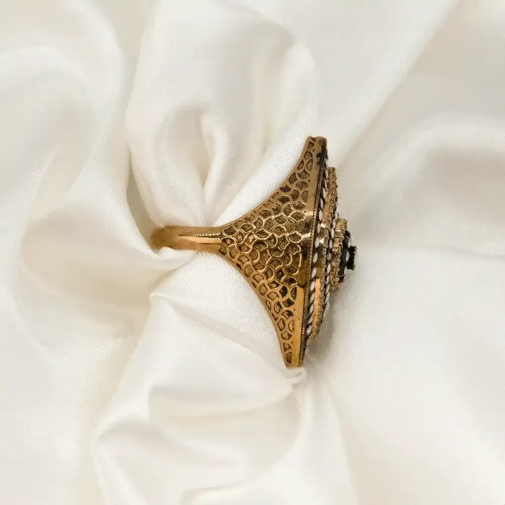 14 Ayar Ortası Çi̇çekli̇ Meki̇k Model Elmas Yüzük